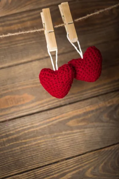 红色心脏装饰在木背景 — 图库照片