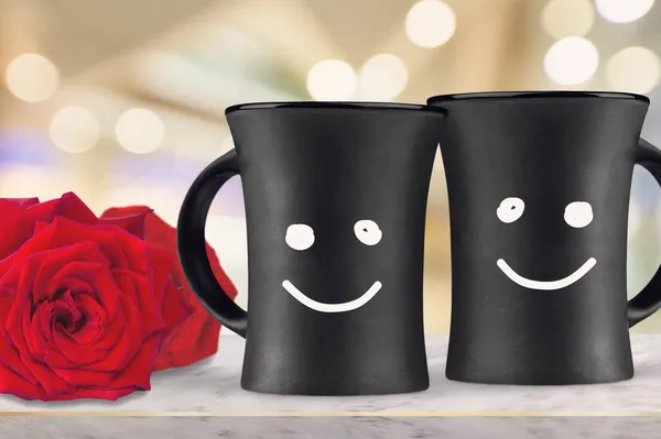 Duas Xícaras Com Sorrisos Felizes Café Manhã Chá Rosas — Fotografia de Stock