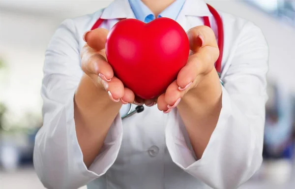 Médico Sosteniendo Corazón Rojo Con Estetoscopio Sobre Fondo Borroso —  Fotos de Stock