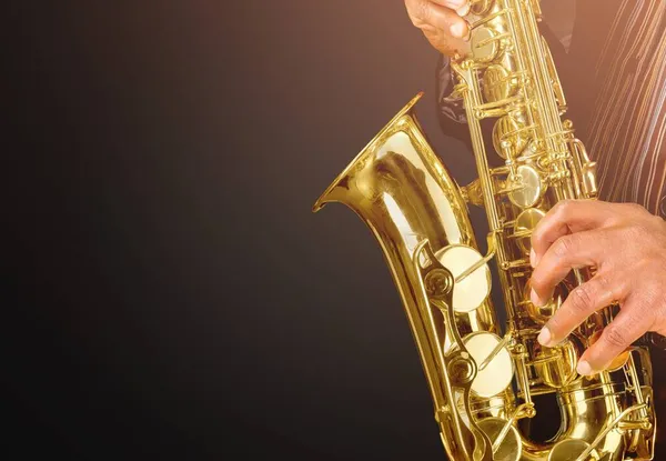 Gros Plan Des Mains Masculines Jouant Saxophone Sur Fond Sombre — Photo
