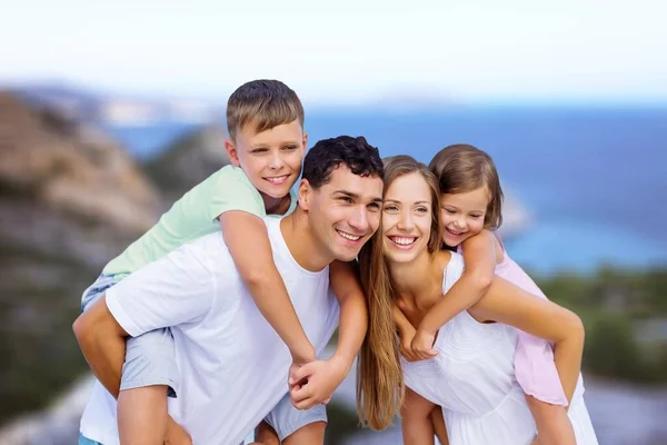 Parents Heureux Avec Des Enfants Amusant Ensemble Sur Une Plage — Photo