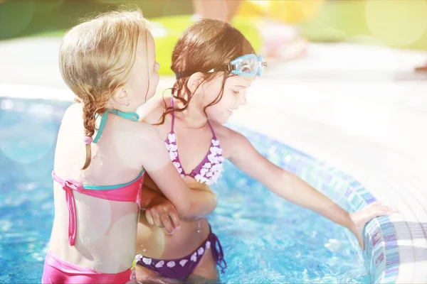Κορίτσια Που Διασκεδάζουν Στην Πισίνα Έννοια Των Διακοπών — Φωτογραφία Αρχείου