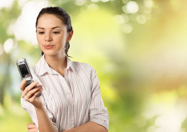Young Woman Using Smartphone Looking Camera — Stock Photo, Image