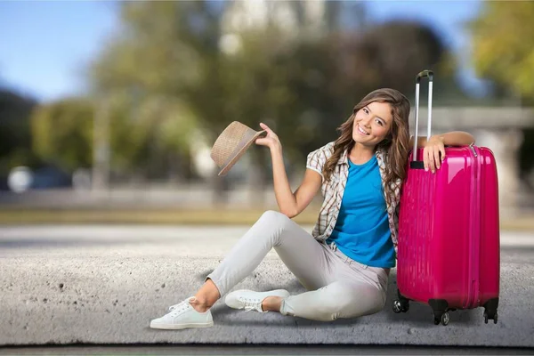 Gelukkig Verbaasd Reiziger Toerist Vrouw Casual Kleding Met Koffer — Stockfoto