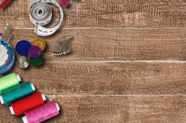 Needlework Konzept Verschiedene Nähwerkzeuge Scheren Knöpfe Spulen Fäden Verschiedenen Farben — Stockfoto
