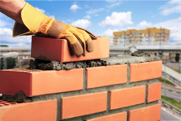 Byggnadsarbetare Med Röda Tegelstenar — Stockfoto