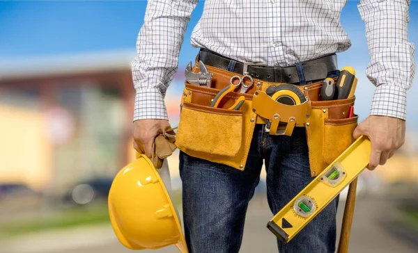 Männlicher Arbeiter Mit Werkzeuggurt Isoliert Hintergrund — Stockfoto