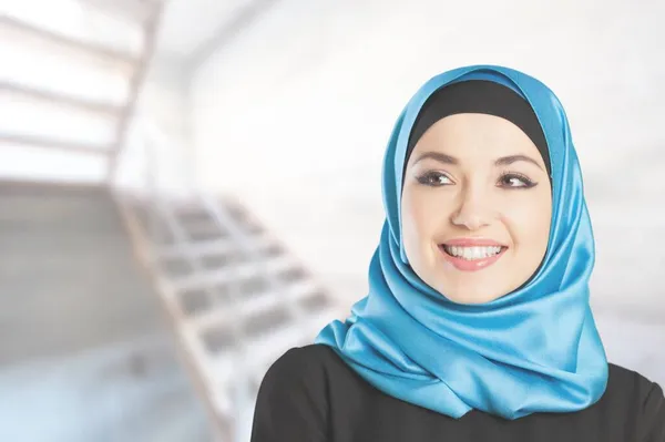 Muslim Wanita Muda Tersenyum — Stok Foto