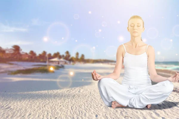 Femme Pratiquant Yoga Sur Plage — Photo