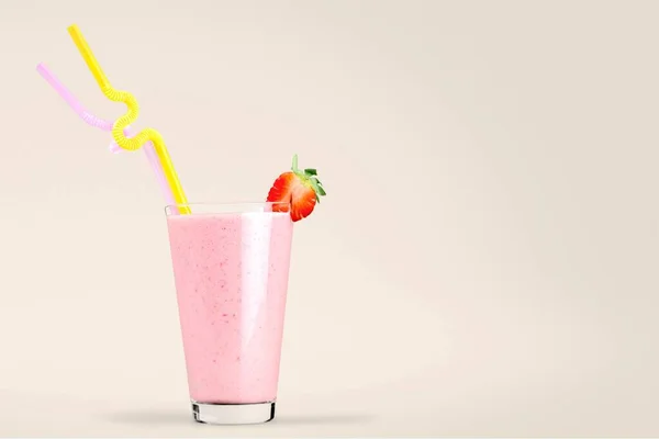 用新鲜的食材的有机草莓奶昔 — 图库照片