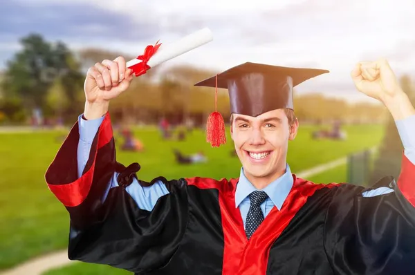 Heureux Jeune Diplômé Homme Dans Chapeau — Photo