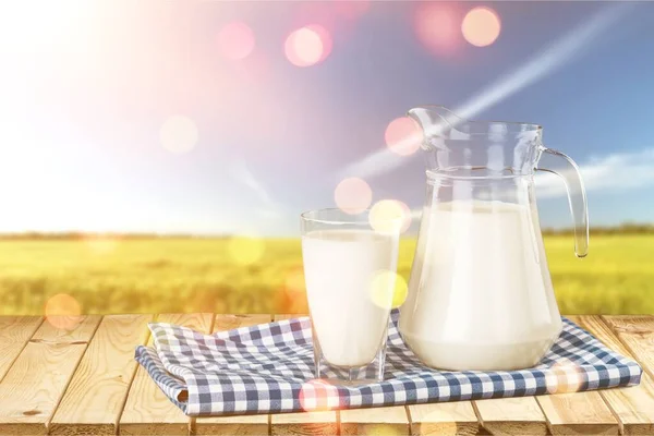 牛奶和木桌上的新鲜奶制品杯 — 图库照片