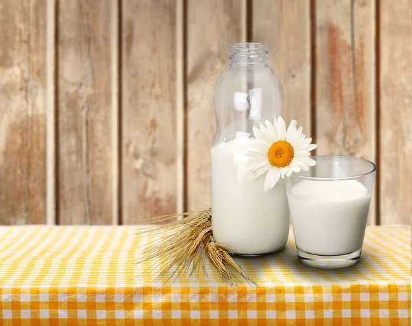 Mjölkflaska Och Glas Med Blomma Duk — Stockfoto