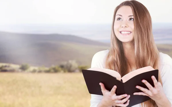 Νεαρή Γυναίκα Ανάγνωση Του Βιβλίου Στο Παρασκήνιο Κοντινό Πλάνο — Φωτογραφία Αρχείου