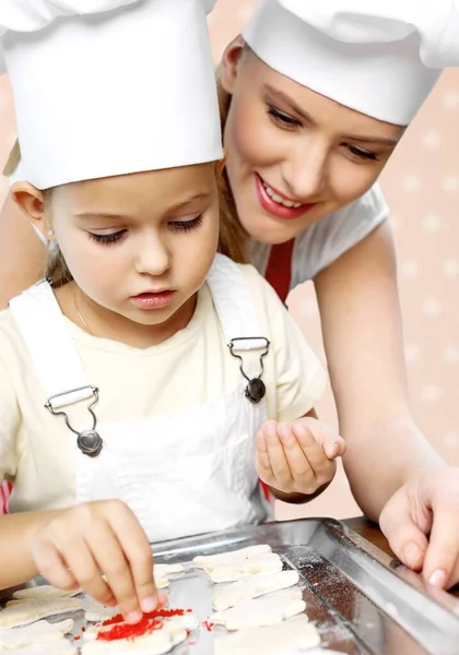 Retrato Adorável Menina Sua Mãe Cozinhando Juntos — Fotografia de Stock