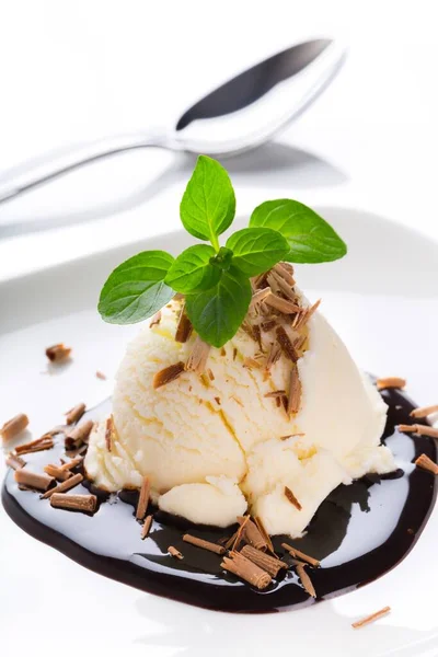 Gelato Alla Vaniglia Con Salsa Cioccolato Foglie Menta — Foto Stock