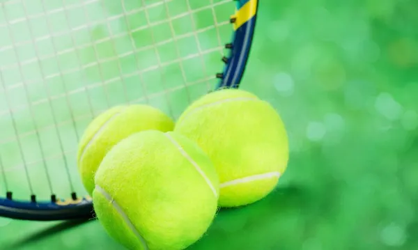 Juego Tenis Pelotas Tenis Raquetas Sobre Fondo —  Fotos de Stock