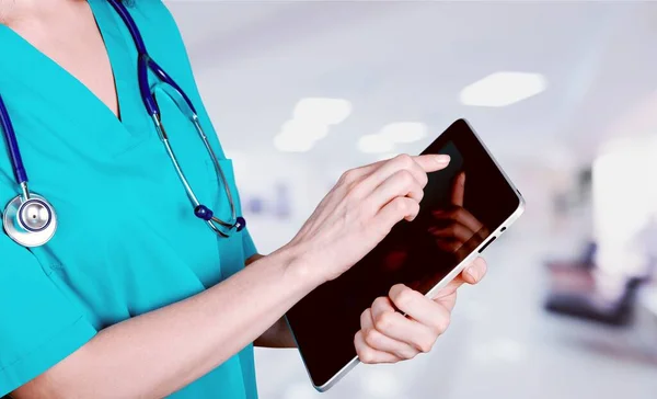 Ženský Lékař Drží Tablet — Stock fotografie