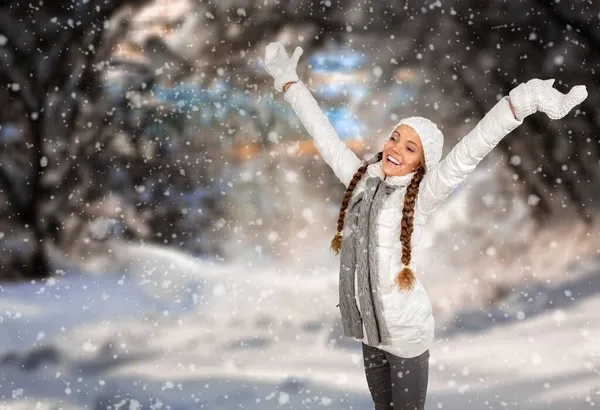 Mooie Jonge Vrouw Het Hebben Van Plezier Een Winter Park — Stockfoto