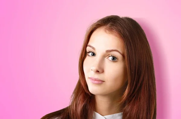 Jovem Menina Bonita Com Cabelo Curto Fundo Cor — Fotografia de Stock