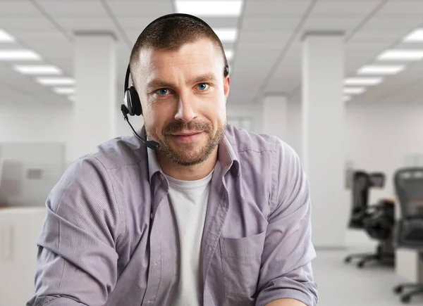 Homme Affaires Avec Ordinateur Portable Casque Assis Dans Bureau — Photo