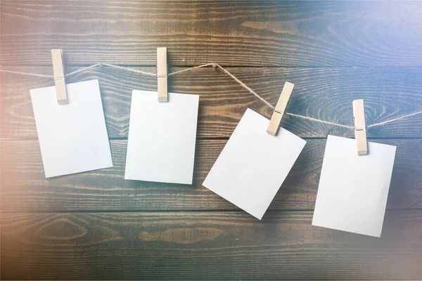 Feuilles Papier Blanc Vierges Sur Fond Bois — Photo