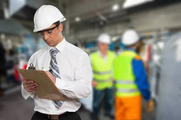 Jonge Mannelijke Fabrieksarbeider Een Helm Maakt Aantekeningen — Stockfoto