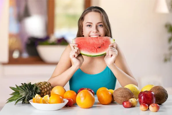 Ung Kvinna Äter Färsk Frukt — Stockfoto