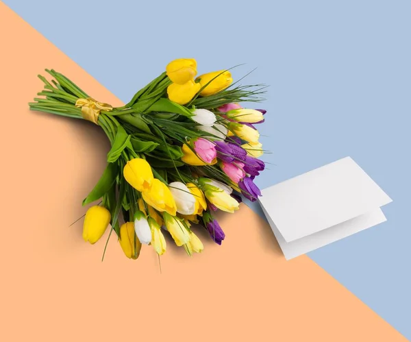 Mooi Boeket Van Kleurrijke Tulpen Een Kaart Blauwe Oranje Achtergrond — Stockfoto