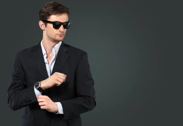 Retrato Joven Guapo Con Traje Gafas Sol —  Fotos de Stock