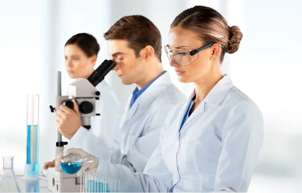 Wetenschappers Werken Een Chemisch Lab Achtergrond Close — Stockfoto