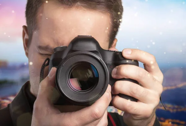 Fotógrafo Masculino Com Câmera Segundo Plano — Fotografia de Stock