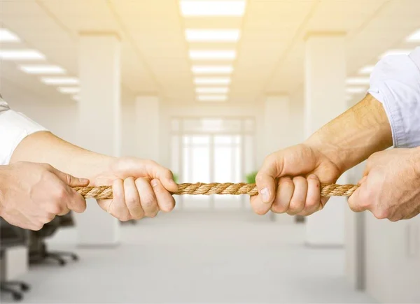 Geschäftsleute Ziehen Büro Seil Entgegengesetzte Richtungen — Stockfoto