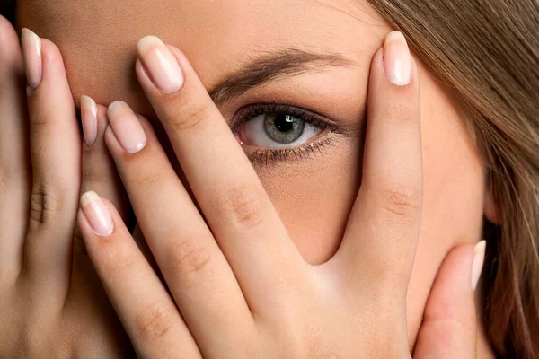 Meisje Houdt Hand Gezicht Zoekt — Stockfoto