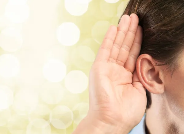 Zakenman Bezit Zijn Hand Buurt Van Zijn Oor Luisteren — Stockfoto