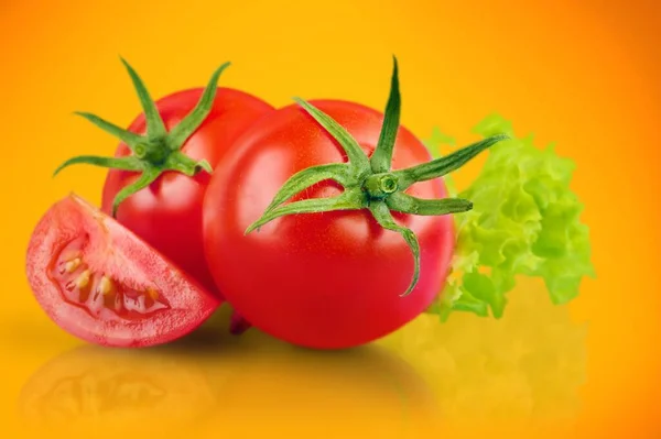 Świeże Pomidory Sałata Żółtym Tle — Zdjęcie stockowe