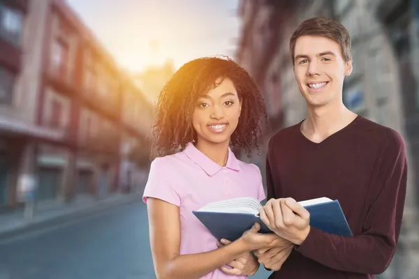 Paio Studenti Strada Sullo Sfondo Vicino — Foto Stock