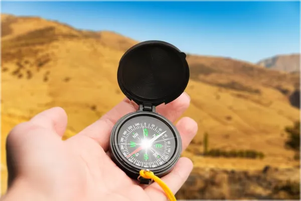 Man Hand Hålla Kompass Bergen — Stockfoto