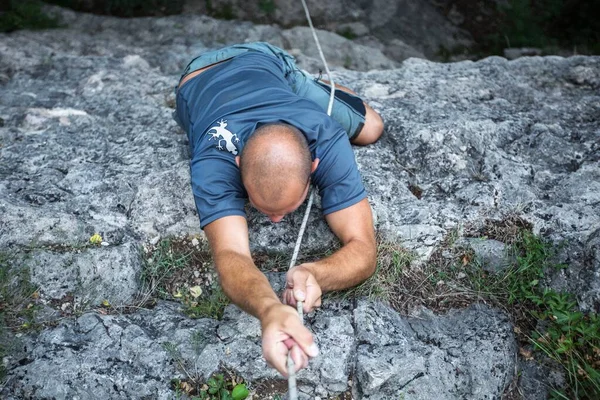 Genç Adam Kaya Tırmanışı Sağlıklı Yaşam Tarzı Konsepti — Stok fotoğraf