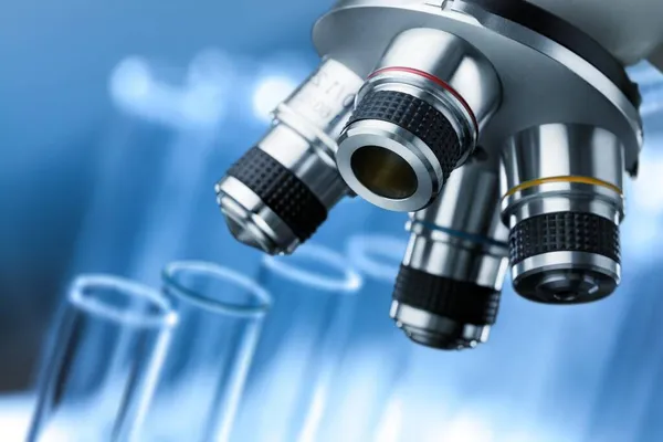 Mikroskop Und Reagenzgläser Mit Blauer Flüssigkeit — Stockfoto