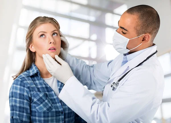 Mladá Žena Lékař Vyšetřuje Pacienty Tvář — Stock fotografie