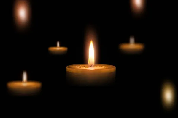 Яскраві Свічки Світло Фоном Темряві — стокове фото