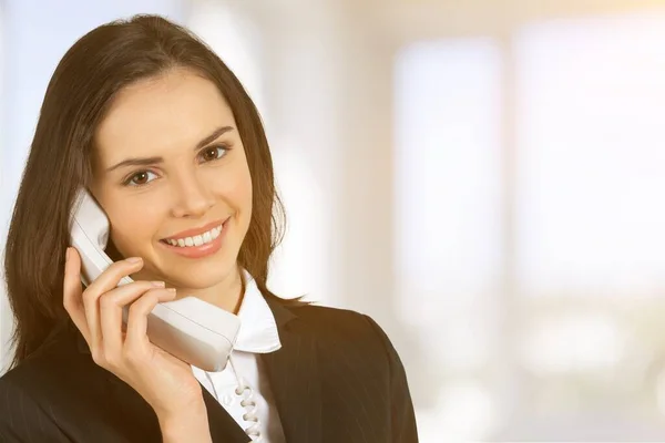 Retrato Uma Jovem Mulher Falando Telefone — Fotografia de Stock