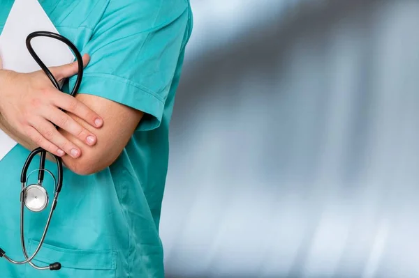 Dokter Pria Dengan Stetoskop Latar Belakang Rumah Sakit — Stok Foto