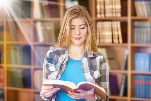 Jeune Femme Lisant Livre Bibliothèque — Photo