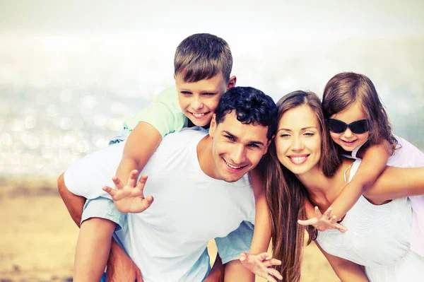 Parents Heureux Avec Des Enfants Amusant Ensemble Sur Une Plage — Photo