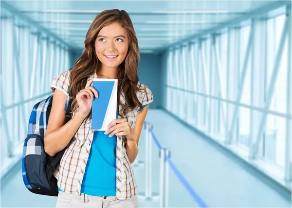 Portret Szczęśliwej Turystki Posiadającej Paszport Wakacjach — Zdjęcie stockowe