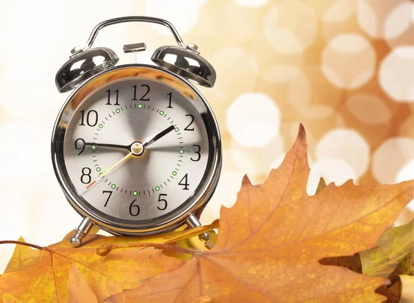 Herbstblätter Mit Uhr Hintergrund Nahaufnahme — Stockfoto