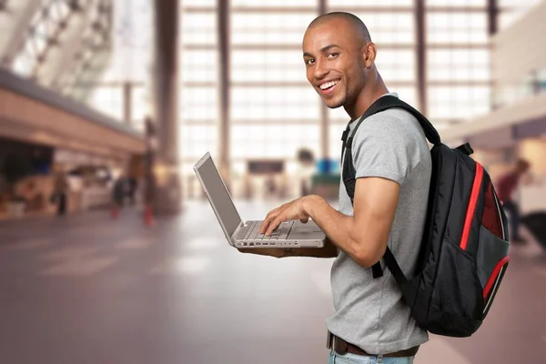 Afrikanisch Amerikanischer Student Mit Rucksack Und Laptop — Stockfoto