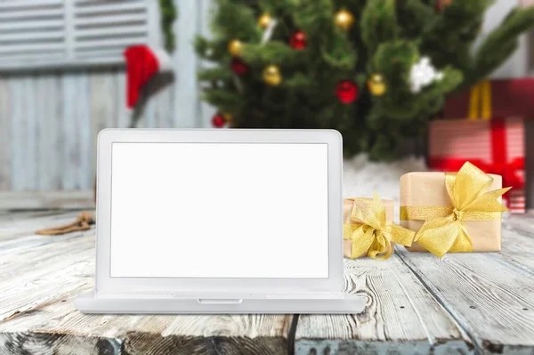 Laptop Komputer Pustym Ekranie Makiety Merry Christmas Table Prezentami — Zdjęcie stockowe